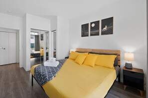 1 habitación, escritorio, tabla de planchar con plancha y cuna de viaje 