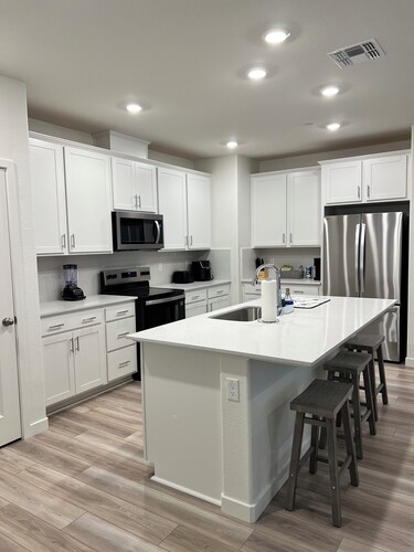 Beautiful New Home in Elk Grove - Cool Getaway