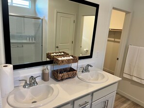 Eco-friendly toiletries, hair dryer, towels, soap - Beautiful New Home in Elk Grove - Cool Getaway (Elk Grove)