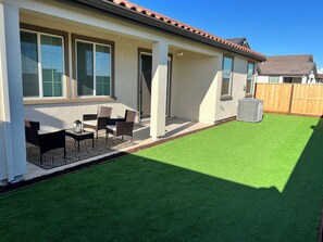 Outdoor dining - Beautiful New Home in Elk Grove - Cool Getaway (Elk Grove)