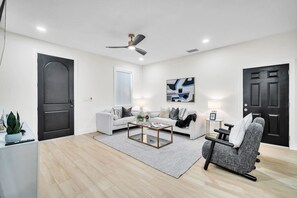 Smart TV, table football - Tampa Getaway w/ Pickleball Court, Pool & Gym (Tampa)