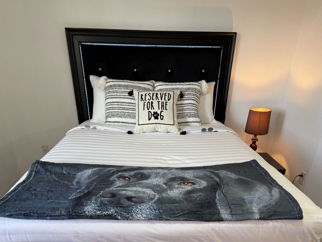 2 dormitoris, escriptori i planxa i posts de planxar 