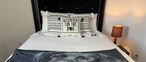 2 عدّة غرف نوم ومكتب ومكواة/لوح كي وسرير سفر