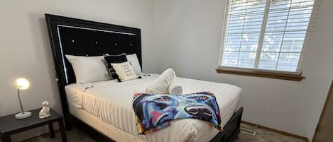 2 عدّة غرف نوم ومكتب ومكواة/لوح كي وسرير سفر