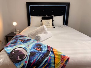 2 habitaciones, escritorio y tabla de planchar con plancha 