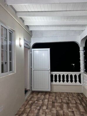 المنطقة المحيطة بالمنشأة