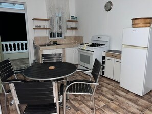 ثلاجة، ميكروويف، فرن، موقد طهي مسطح