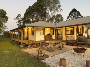 Outdoor dining - Farmhouse in Byron Bay Hinterland on 30 acres (Myocum)