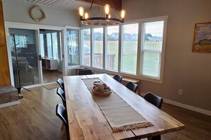 Dining - Diamond Point~Canal Views! Peaceful with Game Room (Sequim)