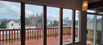 Diamond Point Escape~ Peaceful retreat, Water Views, King Bed & Arcade Game Room