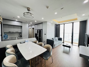 Apartamento standard, 3 quartos | Área de estar | TV 45 polegadas com canais via satélite, DVD player