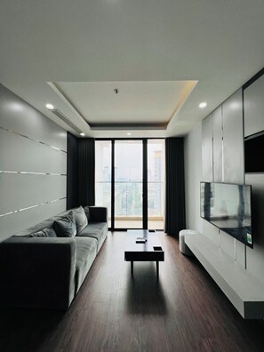 Apartamento standard, 3 quartos | Área de estar | TV 45 polegadas com canais via satélite, DVD player