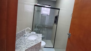 Douche, serviettes fournies, savon, papier toilette