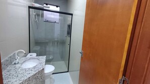 Dusj, håndklær, såpe og toalettpapir