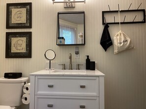 Regadera, secadora de cabello, toallas, jabón