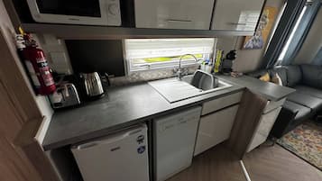 Een koelkast, een microgolfoven, een oven, een kookplaat