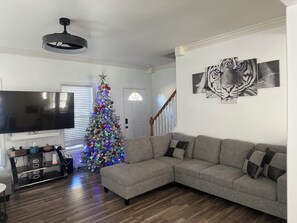 تلفزيون ذكي، مدفأة، ألعاب فيديو، تنس طاولة