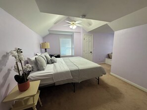 4 slaapkamers, een bureau, een strijkplank/strijkijzer, wifi