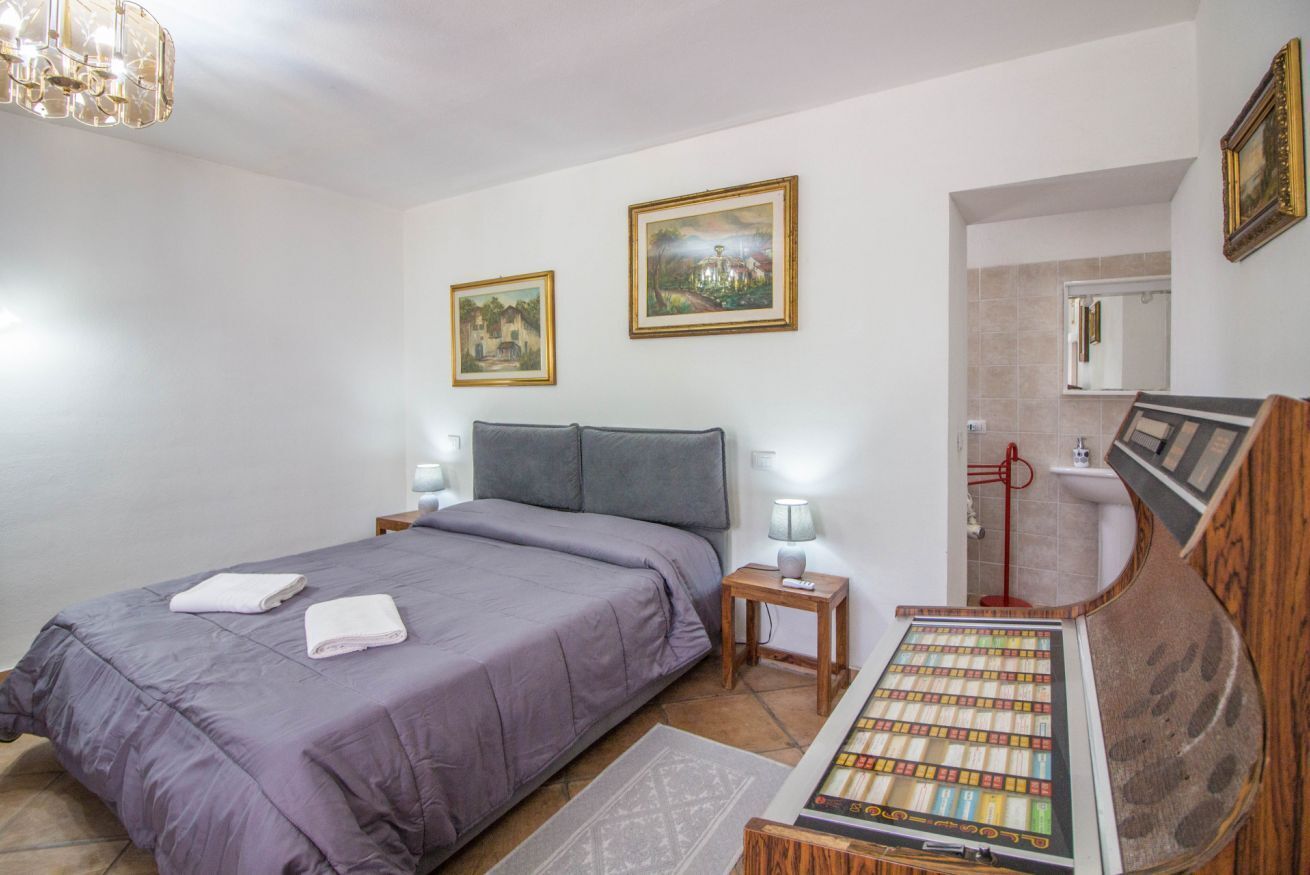 2 bedrooms, iron/ironing board, WiFi