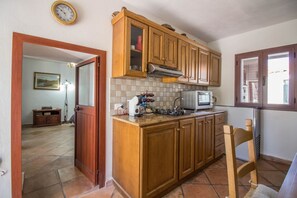 Réfrigérateur, four, plaque de cuisson, cafetière/bouilloire