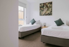 3 habitaciones, tabla de planchar con plancha y ropa de cama
