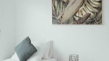 3 dormitorios, tabla de planchar con plancha, ropa de cama