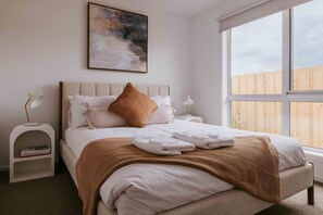 3 bedrooms, iron/ironing board, bed sheets