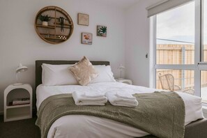 3 dormitorios, tabla de planchar con plancha, ropa de cama