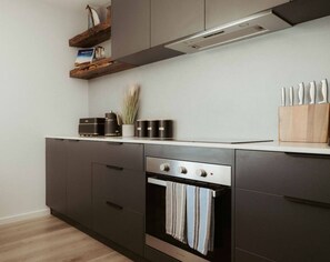 Réfrigérateur, four à micro-ondes, un four, surface de cuisson