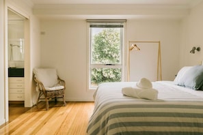 4 bedrooms, desk, iron/ironing board, travel crib