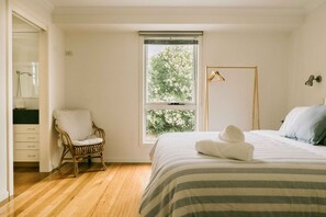 4 Schlafzimmer, Schreibtisch, Bügeleisen/Bügelbrett, Reisekinderbett