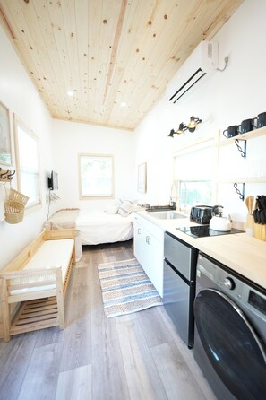 Réfrigérateur, micro-ondes, bouilloire électrique