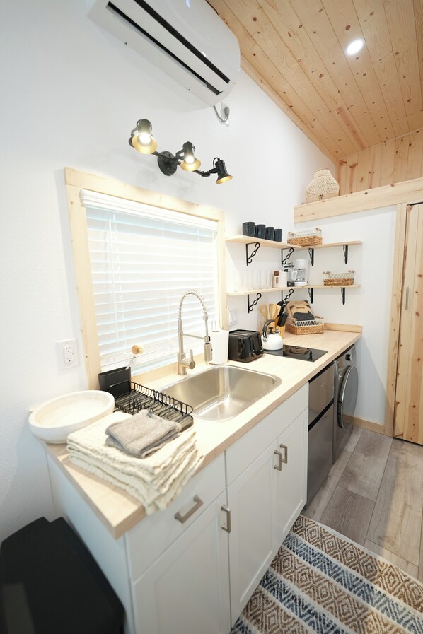 Réfrigérateur, micro-ondes, bouilloire électrique