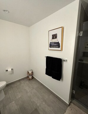 Douche, serviettes fournies, savon, papier toilette