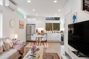 Smart TV - Perch - Capitol Luxe F | Prime Location in Cap Hill | Walk Score 96 (Seattle)