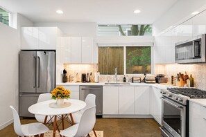 Fridge, microwave, oven, stovetop - Perch - Capitol Luxe F | Prime Location in Cap Hill | Walk Score 96 (Seattle)
