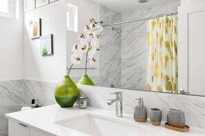 Shower, hair dryer, towels - Perch - Capitol Luxe F | Prime Location in Cap Hill | Walk Score 96 (Seattle)