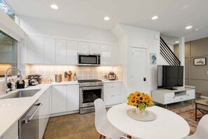 Fridge, microwave, oven, stovetop - Perch - Capitol Luxe F | Prime Location in Cap Hill | Walk Score 96 (Seattle)