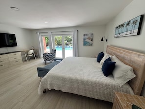 3 habitaciones, escritorio y tabla de planchar con plancha