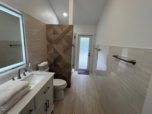 Regadera, amenidades de baño ecológicas, secadora de cabello, toallas