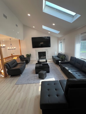 Una Smart TV, una chimenea, libros