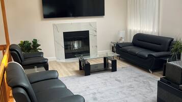 Smart-tv, eldstad och böcker