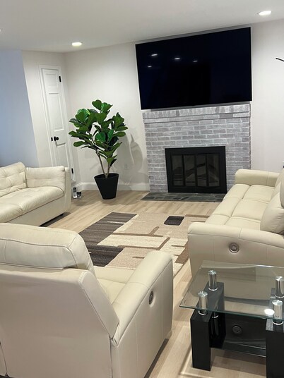 Charming 4 bedroom home with pool, basketball court, in superb East Patchogue