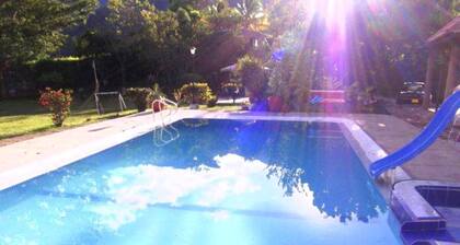 Finca Villa Cari. Con piscina en villeta