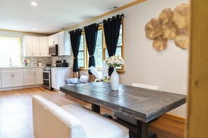 Habitació familiar, 3 dormitoris, vistes a la piscina | Zona de menjador de l'habitació