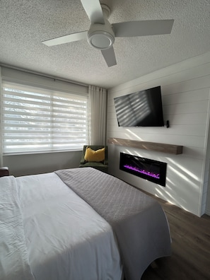 2 chambres, bureau, fer et planche à repasser, lit de bébé portatif
