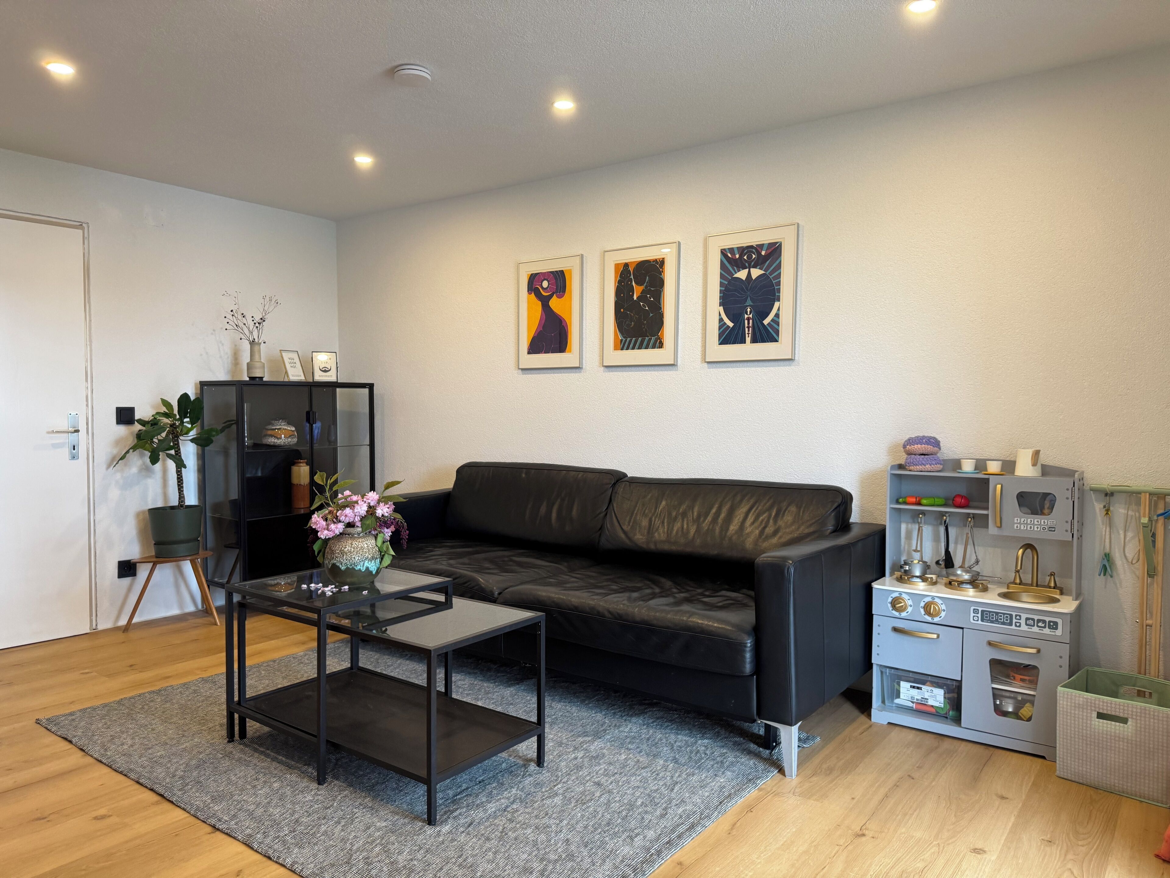 Libros, estéreo y monitor de computadora 