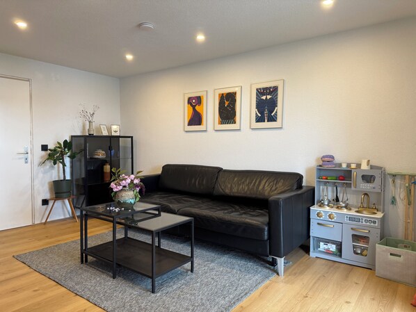 Books, stereo, computer monitors - Retro family idyll in Kappishäusern - nature vacation in the Swabian Alb (Neuffen)