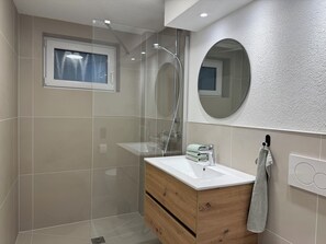 Shower, hair dryer, towels, soap - Retro family idyll in Kappishäusern - nature vacation in the Swabian Alb (Neuffen)