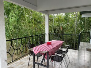 Habitación triple Confort, vista al jardín | Terraza o patio